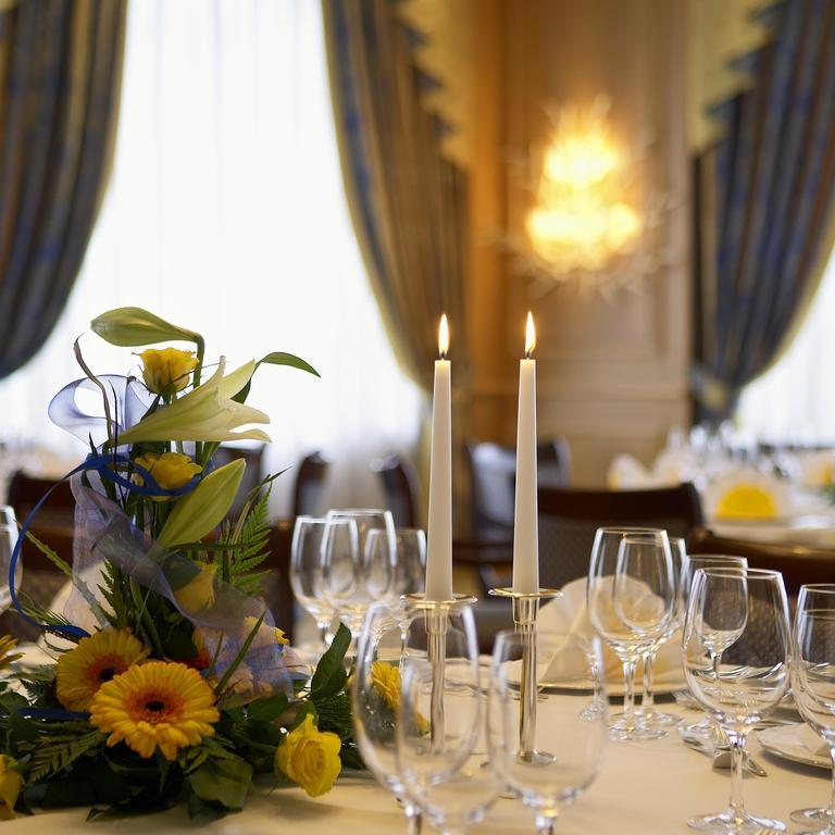 Colombi Hotel Freiburg im Breisgau Restoran fotoğraf A table set for a formal dinner