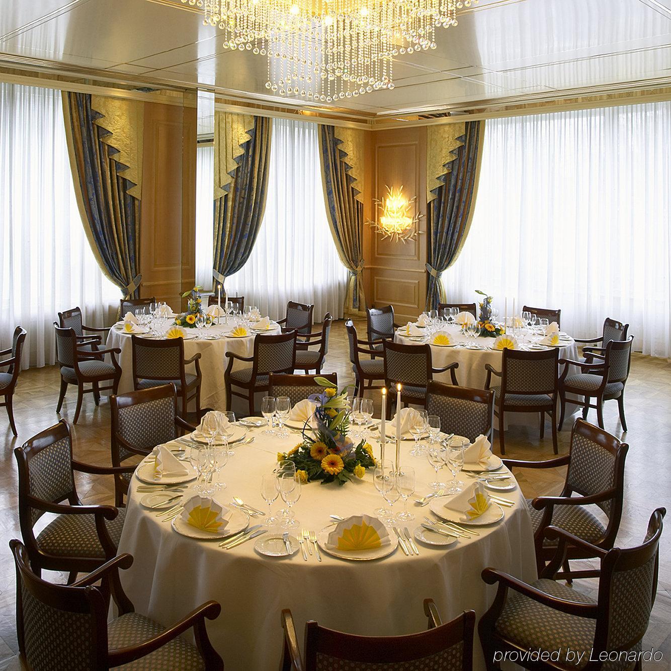 Colombi Hotel Freiburg im Breisgau Restoran fotoğraf A table set for a formal dinner
