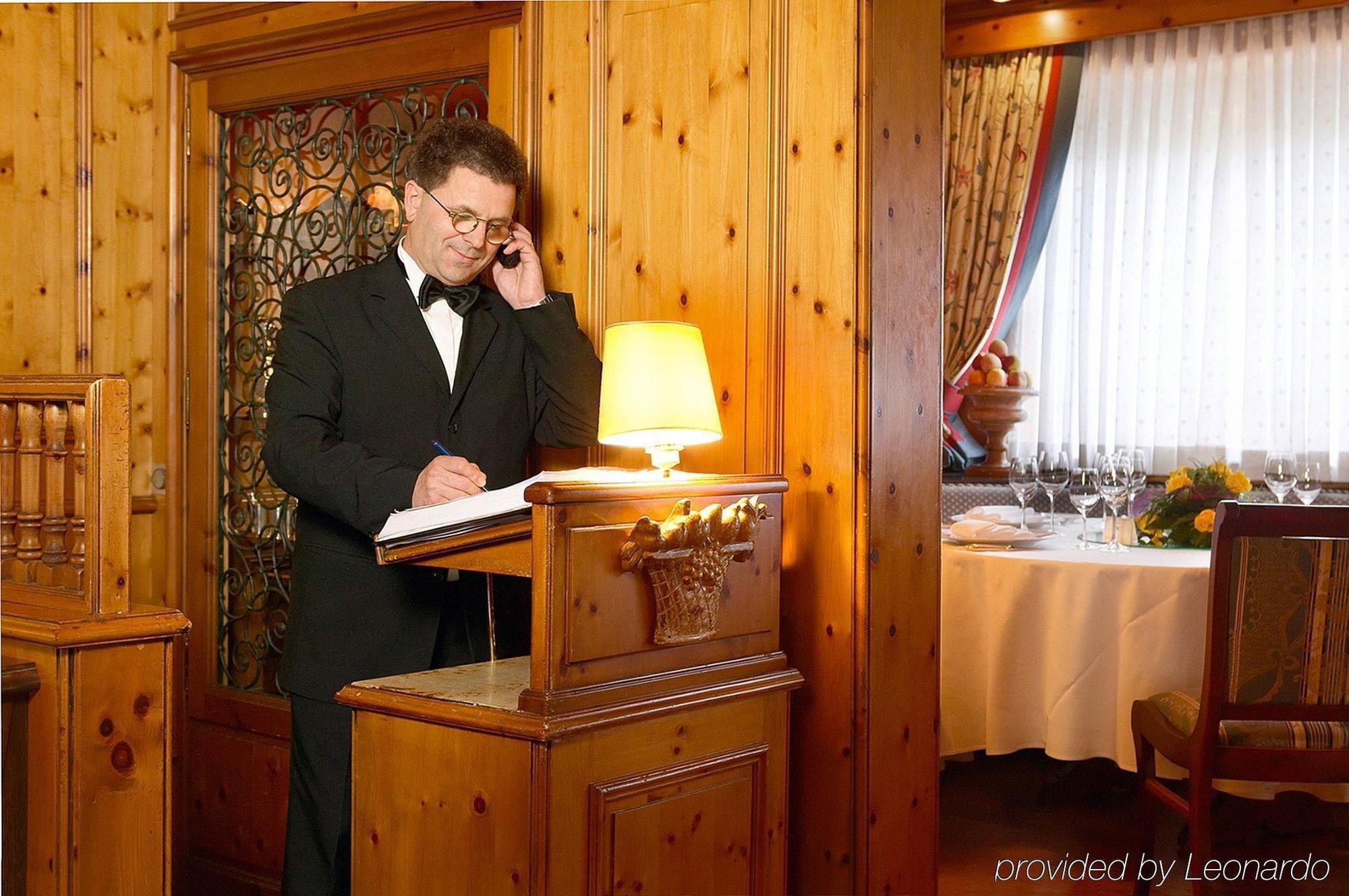 Colombi Hotel Freiburg im Breisgau Restoran fotoğraf A butler at work