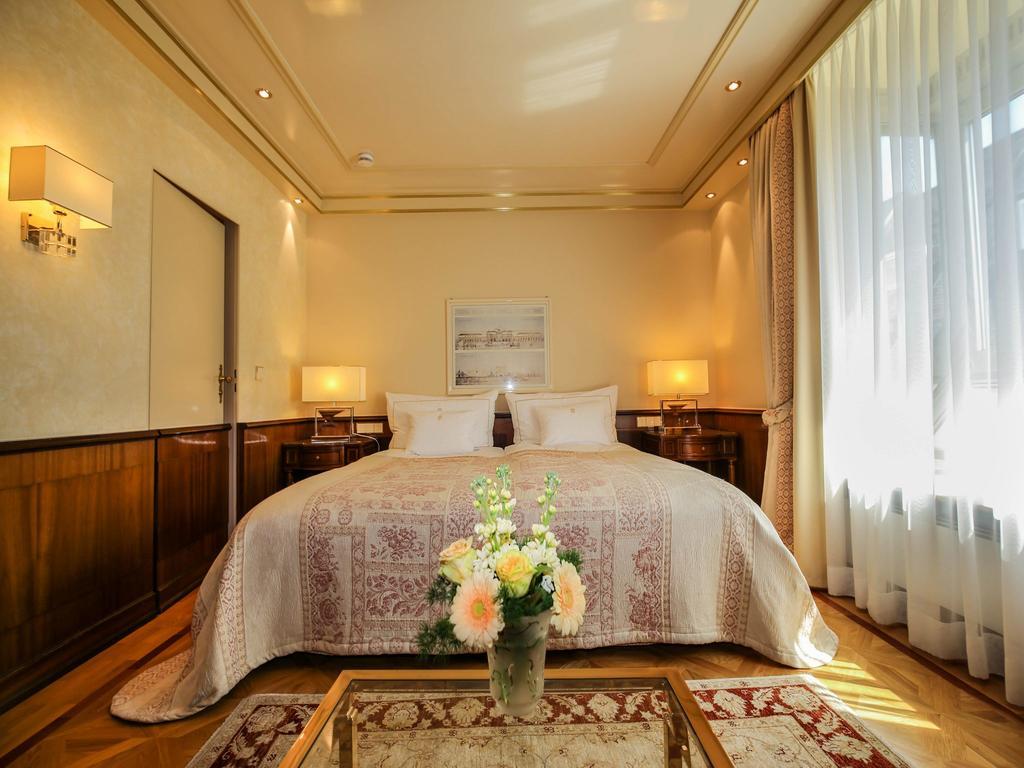 Colombi Hotel Freiburg im Breisgau Dış mekan fotoğraf A bedroom at the Hotel de la Paix