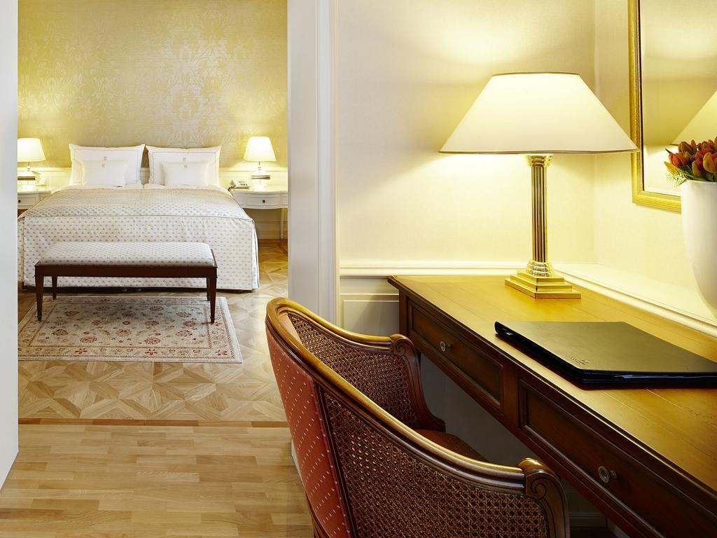 Colombi Hotel Freiburg im Breisgau Dış mekan fotoğraf A room at the Mandarin Oriental, Munich