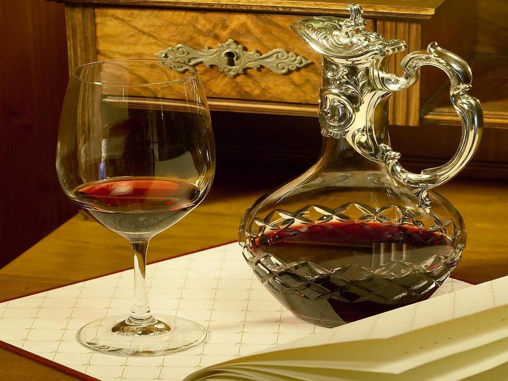Colombi Hotel Freiburg im Breisgau Dış mekan fotoğraf A traditional wine decanter