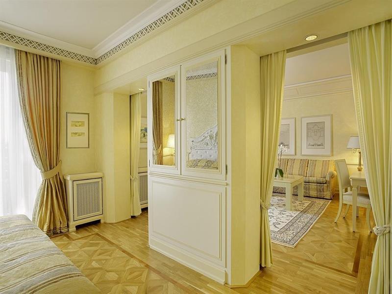 Colombi Hotel Freiburg im Breisgau Dış mekan fotoğraf Suite at the Hotel de Crillon